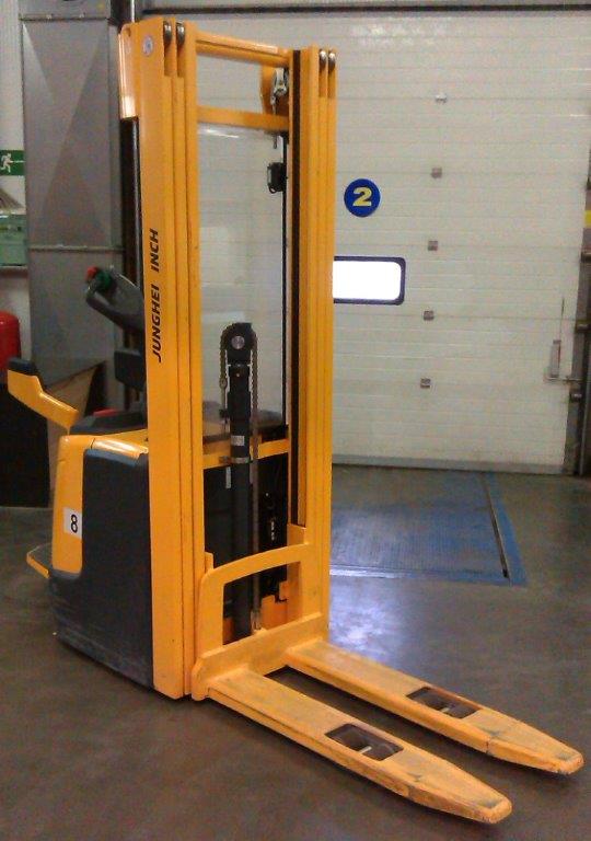 Увеличен парк складской техники компании